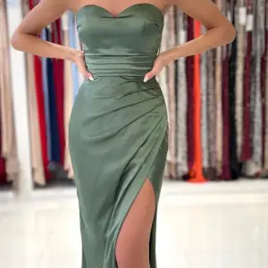 Mycket fin balklänning i en siden grönfärg, Använd endast en gång. Köptes sommaren 2023. Köptes för 4000kr säljer för 2500 priset kan diskuteras vid snabb affär 