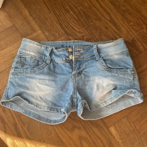 Lågmidjade shorts  - Superfina och i bra skick!  37 i midjebredd 18 i midjehöjd, alltså lågmidjade  Storleken är 26 vilket är xs/s