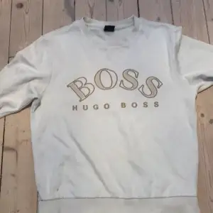Säljer vit boss tröja i storlek xs. Skicket är väldigt bra den ser ny ut. Säljer för 400 men pris kan diskuteras 