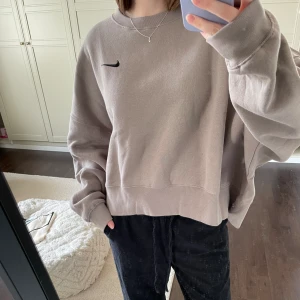 Nike sweatshirt - Oanvänd sweatshirt som är lite croppad. Säljer pga tröjan är för stor för mig. Nypris ca 700 kr!