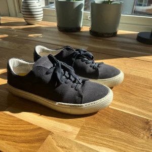 Blåa mocka skor - Mocka skor från märket sneaky steve och färgen blå. Skorna är storlek 40 och jag tycker personligen dom är jätte snygga men säljer för jag tyvärr vuxit ur dom. Skorna i använda i bra kvalitet och säljer för 250 men pris kan diskuteras.