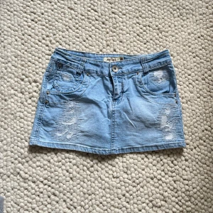 Lågmidjad jeanskjol  - Snygg långmidjad jeanskjol!