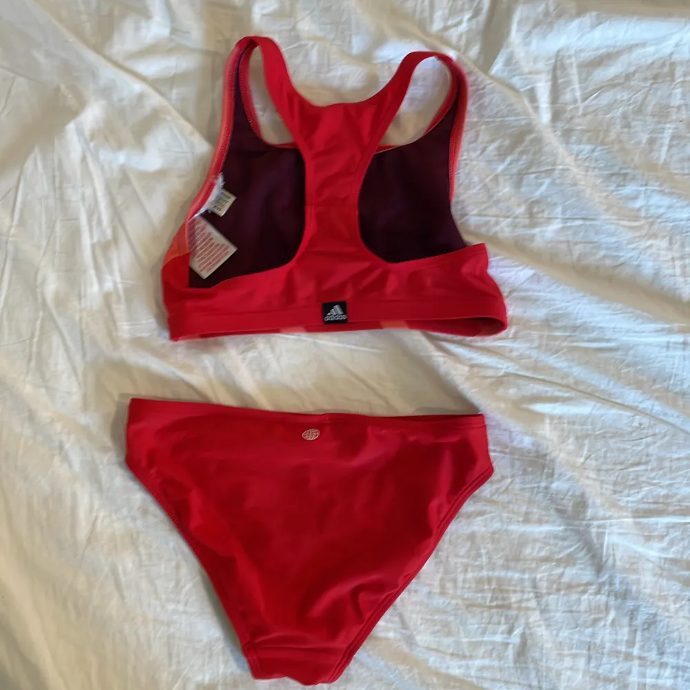 Röd sport bikini från adidas, liten, röd, sportig, . Övrigt.