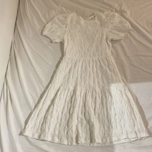 Vit klänning - Vit klänning från Zara med små blommor. 164cm, 13-14 år, 