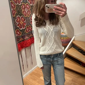 Vit tjocktröja  - Vit tjocktröja köpt på Vinted men i bra kvalitet. Använt på min del en eller två gånger. Jag är 174