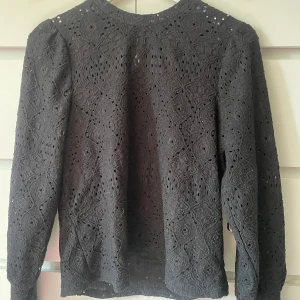 Blus från objekt  - Snygg blus/topp från Objekt i storlek Xs. Passar perfekt till sommardagar, middagar och mycket mer. Köpt för 399kr kom med egna prisförslag. Vid snabb affär tar jag billigare pris. 