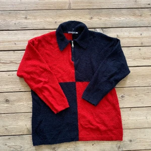 Tjocktröja  - Tjocktröja från spader dam med dragkedja och krage. Köpt second hand. Säljer pga använder inte längre. 