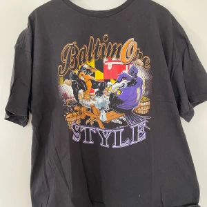 Baltimore Style Ravens Tee - Fint skick, små cracks i print. Sz XXL men sitter som boxy L. 