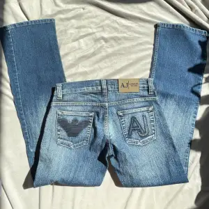 Världens snyggaste jeans från Armani.  I storlek w28 l32. Tyvärr för stora för mig, innerbenslängd: 78 midjemått:36 x2 vill du köpa trycker du på köp nu, jag postar inom 24h