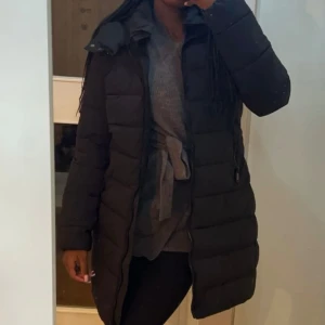 Svart vinterjacka efter passform - Säljer denna svarta vinterjacka från Mango! Endast använt under vintern, jackan är i strl S och köptes för 999kr! Pris kan diskuteras vid snabbköp!💓