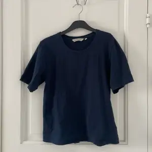 En helt vanlig mörk/marin blå t-shirt i storlek S. Har använt den någon enstaka gång men kommer inte till användning. Hör av dig vid intresse🙌 