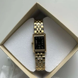 Mockberg Klocka - Dam klocka från Mockberg med svart urtavla köptes hösten 2023 och aldrig använd. Som på bilderna så är inplastningen kvar på klockan och även tagsen. Den är också aldrig använd och därför som helt ny. Köptes för 1899kr. Kvitto finns också.