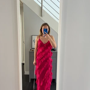 Balklänning - Säljer balklänning som jag har i 2 storlekar denna annons är för S jätt fin till balen. Den är väldigt lång (maxidress) nypris 600kr