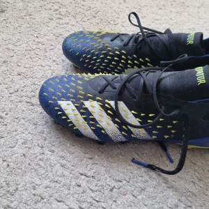 Ett par addidas predator skor i ett bra skick. - Addidas predator fotbollskor. Storlek:40,5 I ett bra skick. Köptes för 1900