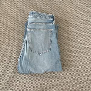Tjena! Säljer nu dessa schyssta jeans från h&m i fint skick, inga defekter. Slitningar är en del av design. Kontakta mig vid eventuella frågor 🤝