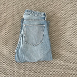 H&m jeans  - Tjena! Säljer nu dessa schyssta jeans från h&m i fint skick, inga defekter. Slitningar är en del av design. Kontakta mig vid eventuella frågor 🤝