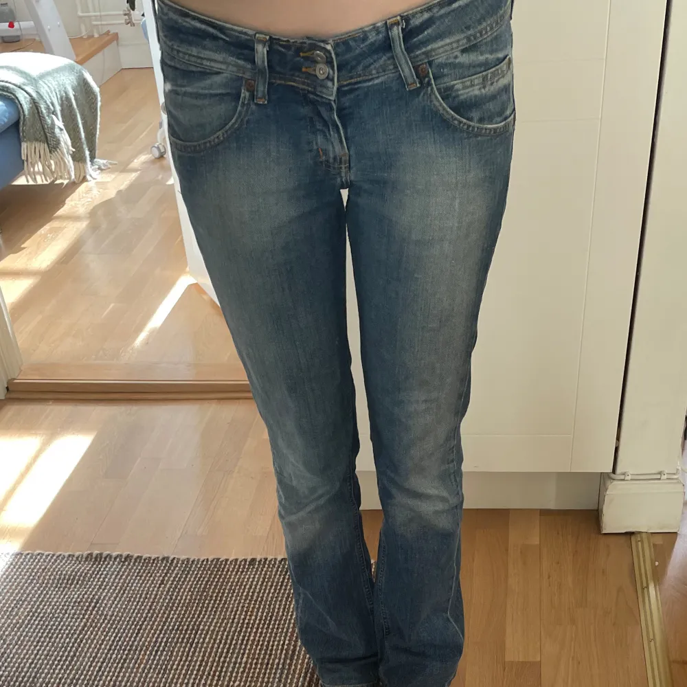 Jätte snygga lee jeans med fin detalj med dubbelknappar. Älskar dessa jeans men dags för de att hitta nytt hem helt enkelt!. Jeans & Byxor.