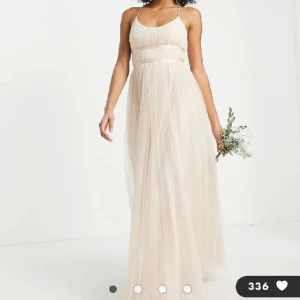 BALKLÄNNING  - Balklänning från asos i denna ljusrosa/ champagne färgen! Andvända en annan på min bal så helt oanvänd!! Köpt för ca 1000 kr