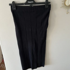 Kjol  - Säljer denna kjol för att det inte är min stil riktigt köpte den just på lager 157. Köptes för 150kr men säljer för 50, den har en slits bak💕💕 