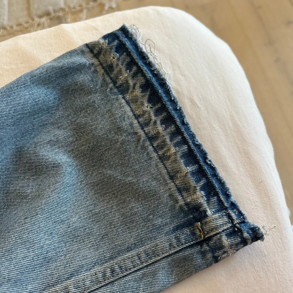 Säljer mina fina low waist jeans från weekday, modellen heter arrow. Jag har sprättat upp dom vid fötterna för att dom skulle passa mig bättre i längden, 1,70. De har också ett hål vid ena fickan som man ser på bilden, men märks knappt!💗. Jeans & Byxor.