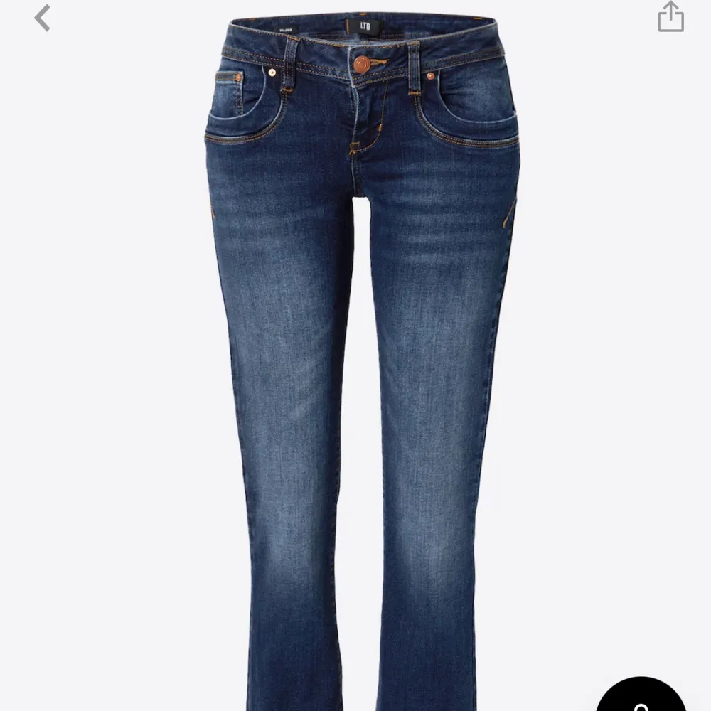 Säljer dessa Ltb jeans i superbra skick förutom att jag sprättat upp kanten där nere då de var förkorta för mig💕. Jeans & Byxor.