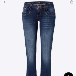 Säljer dessa Ltb jeans i superbra skick förutom att jag sprättat upp kanten där nere då de var förkorta för mig💕