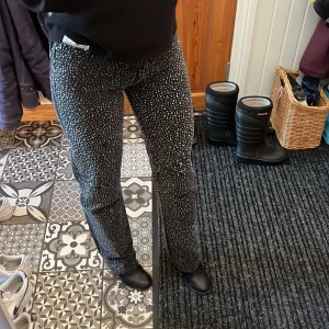 Rhinestone jeans från zara - Helt nya, bara testad en gång. Har storlek 32 och är 158 lång. Dom var långa och med klackar var dom perfekt i längden. Dom är helt slutsåld på hemsidan 