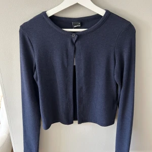 Kofta - Jag säljer mina koftor för att dom inte kommer till användning det är Inte riktigt min stil jag fick dom i julklapp. Helt nytt skick säljer för 150kr st men priset kan ändras använd gärna prisförslag.💕💕säljer båda för ungefär 300 Orginalpris är 300