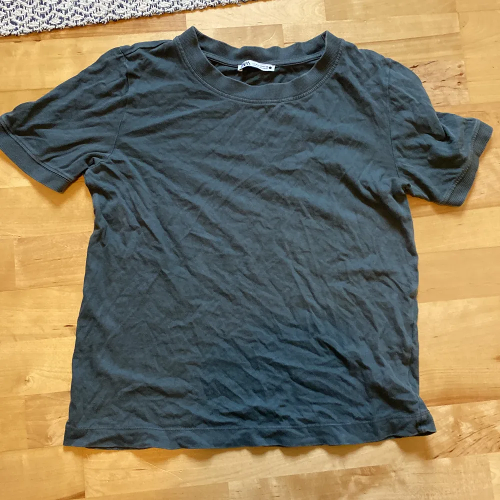 Säljer dessa två t-shirtsen från Zara. . T-shirts.