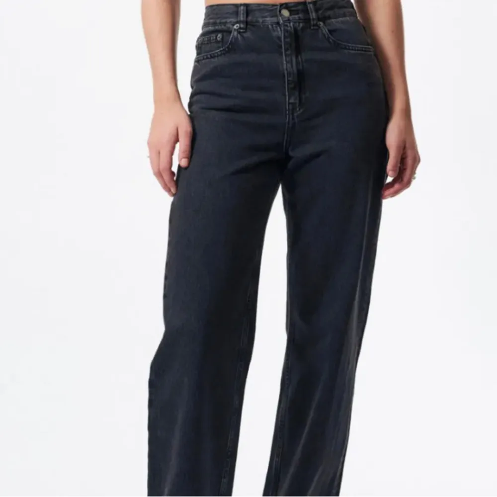 Så snygga svarta jeans från drdenim i storleken 26/34. Passformen är rak och relaxed. Nypris 799kr. Tillräckligt långa för mig som är 175cm. Bild 1&2 är lånade från Zalando. . Farkut & Housut.