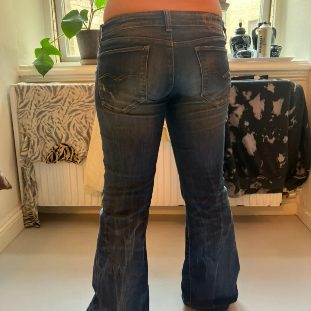flare jeans från replay 🩷lite slitna där nere men inget som syns tydligt!. Jeans & Byxor.