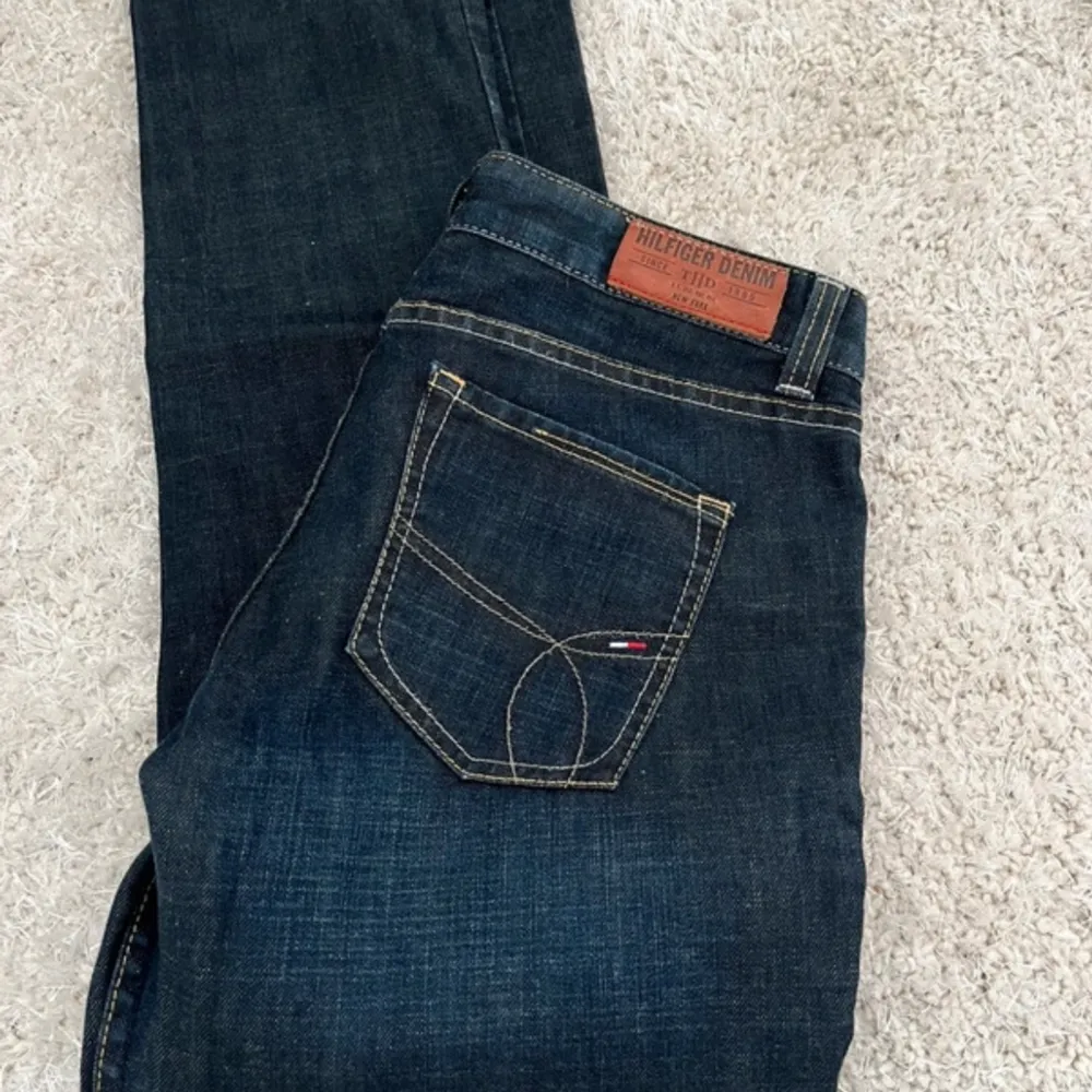 Mörkblå, raka, lågmidjade Hilfiger jeans. Skulle säga xs/s. Står W27 L34 i dem. Jeans & Byxor.