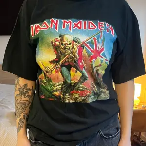 Iron Maiden T-Shirt Storlek ca S/M Obs. Ett litet hål vid vänster sida längre ner 