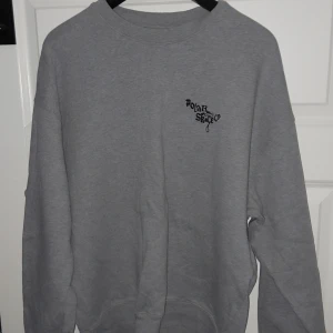 ‼️Polar skate co sweatshirt‼️ - Hej! Säljer en grå Polar tröja i storlek L som är använd 4 gngr säljs då jag har bytt stil Passar M L och XL beroende på hur stor man vill ha. Den har en liten fläck på axeln som nog går bort i tvätten annars märks det knappt 100% bomull nypris 800kr