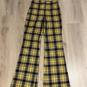 Utsvänga rutade byxor - Utsvängda byxor som tyvärr aldrig blir använda. 