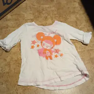 Hjälper min syster att sälja hennes barns gamla kläder❤️En trekvartsärmad tröja från kappAhl stl 86-92❤️
