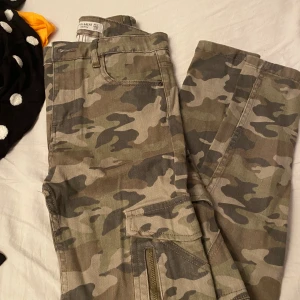 jeans  - militär jeans. storlek xs. (korta i benen)