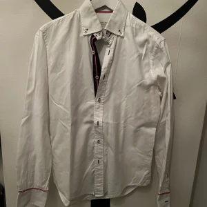 Vit skjorta zara - Vit skjorta från zara i storlek M  Bra skick