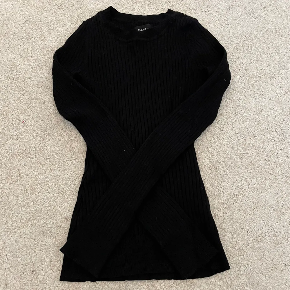 säljer en svart ribbad tröja från even&odd i storlek xs då den inte kommer till användning. har använt få gånger. säljer även andra färger om ngn är intresserad. köps via köp nu, kom privat om du har frågor eller vill ha fler bilder. 💋💋. Tröjor & Koftor.