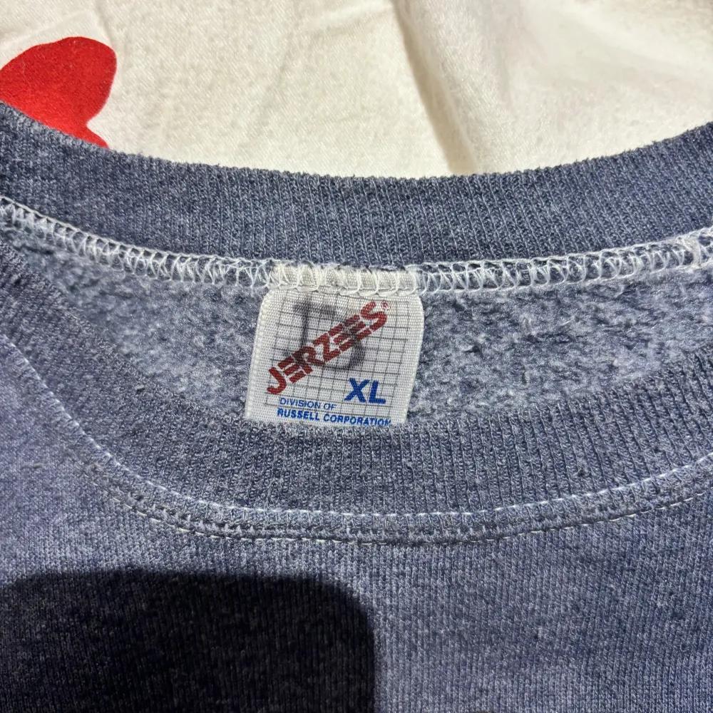 en fin vintage sweatshirt köpt från urban outfitters retro-avdelning :-)  den är i bra skick <3. Hoodies.