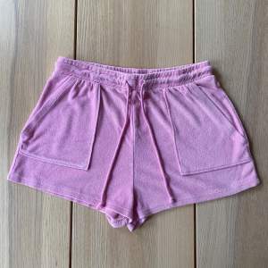 Terry shorts från Zara i rosa 🩷 inga defekter, storlek L men passar även M! Ordinarie pris ungefär 200kr. 