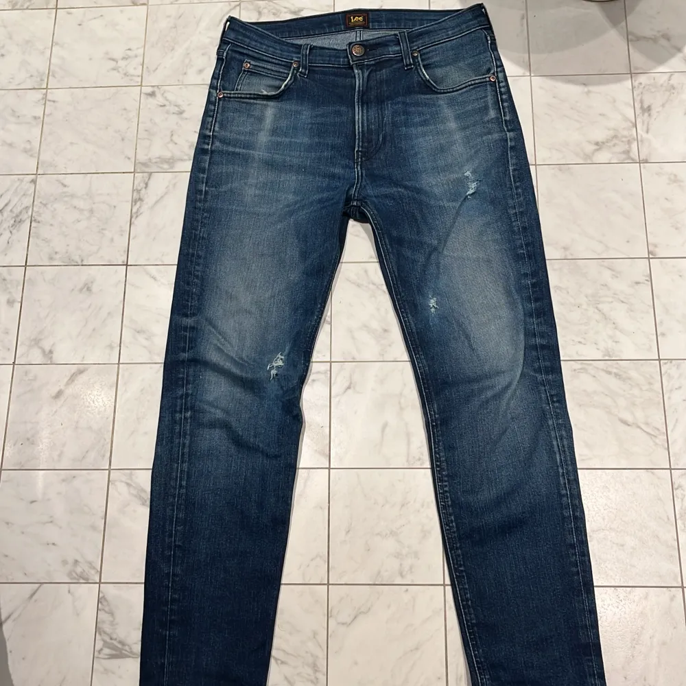 Hej, säljer ett par riktigt snygga Lee jeans i storlek 30/32 samt färg mörkblå med en riktigt fin fade. Skick 10/10 inga fel alls, helt nya. Kom dm för fler bilder/frågor osv!😉. Jeans & Byxor.