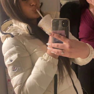 Moncler White down jacket  - Intresse koll på min vita moncler down jacket i storleken (S-M) köpt på NK i Göteborg 2023, köptes runt 16000kr men säljer nu för 3000kr då jackan inte kommer till någon användning längre så jag bytt stil.  Jackan är i fint skick🎀