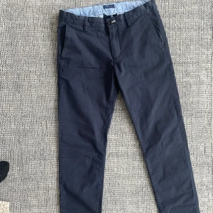 Gant Chinos junior - Marinblå chinos i mycket fint skick, knappt använda. Stl 158-164 cm (13-14 år). 