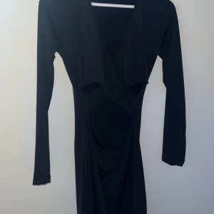 Klänning - Jätte fin långärmad klänning som formar kroppen. Öppningar ovanför magen. Storlek SHör av dig vid frågor och funderingar 🩵