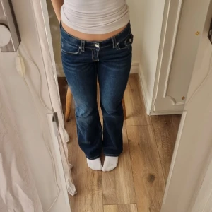  Chunky Low flare jeans  - Säljer mina gina tricot jeans från gina young. Passar mig som är runt 163cm lång och har vanligtvis xs och s i jeans💕  