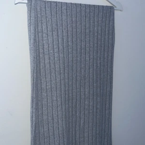 Kjol - Lång grå ribbad kjol som aldrig kommit till användning, kjolen har en slits längst ner. Storlek S. Hör av dig vid frågor och funderingar 🩵