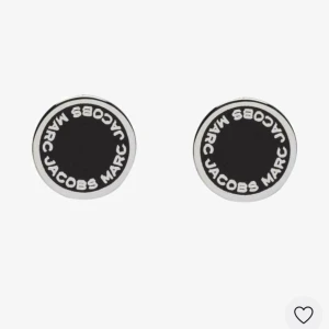 Marc by Marc Jacobs örhängen - Svarta med silverdetaljer. Inköpspris 899kr