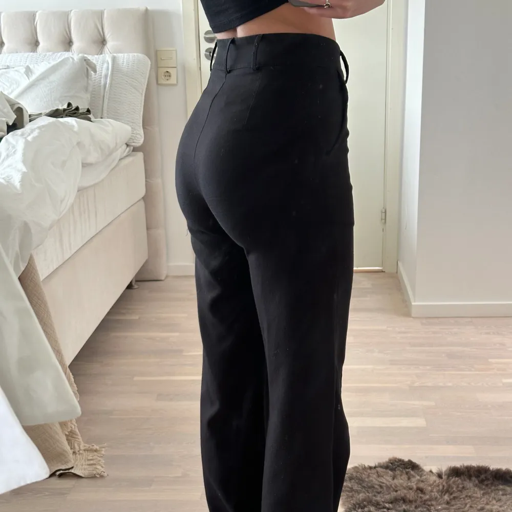 Svarta snygga kostymbyxor från MADLADY, storlek XS/S. Jeans & Byxor.