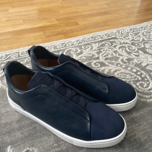 Ermenegildo Zegna - Säljer ett par Ermenegildo Zegna skor som är nästan nya. Kvitto, dustbag och box medföljer. Nypris ligger på 12000kr mitt pris är 3500kr. Hör av dig vid frågor👍